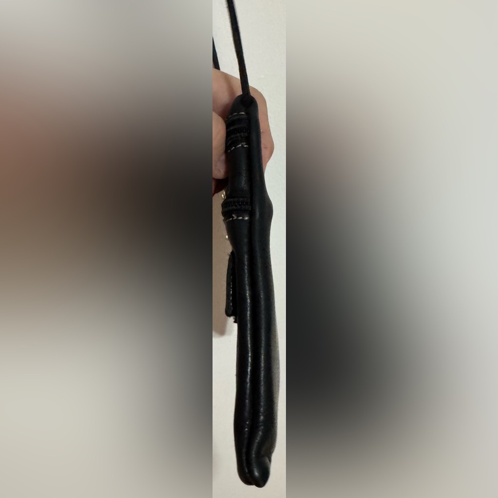 Vintage Roots Black Leather Crossbody Travel Pouch - Picture 8 of 16